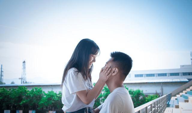 浇花的漂亮女孩