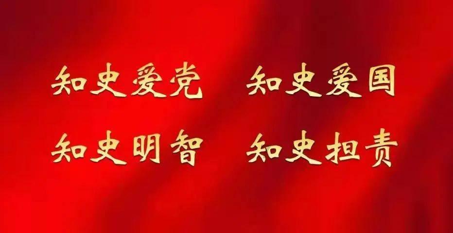 小男孩朝下水道扔鞭炮，井盖炸飞数米，网友：安全第一